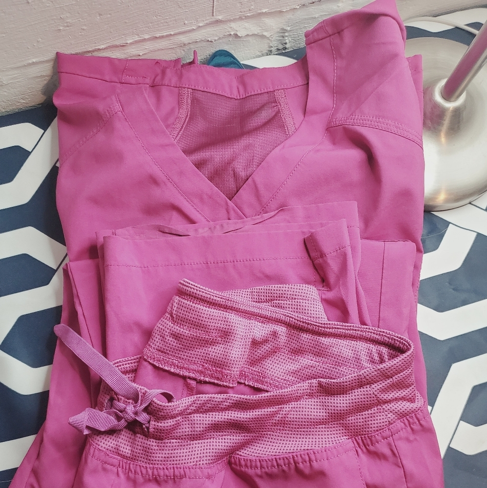 Pink scrub set - Picture 2 of 2